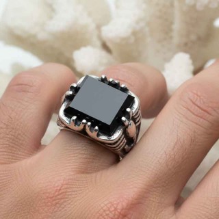 Anillo de plata con ónix rectangular y escorpión en alto relieve en los laterales