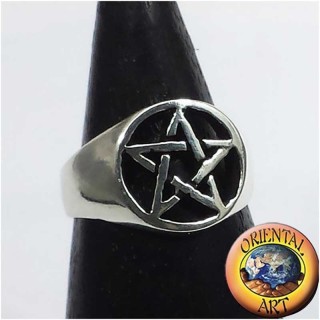 Bague en argent 925 avec symbole pentacle ajouré sur plateau rond - Bijou ésotérique.