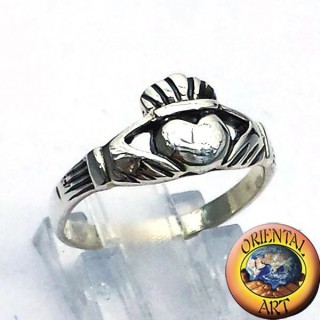 Claddagh-Ring aus 925 Sterling Silber mit bekröntem Herz und haltenden Händen.
