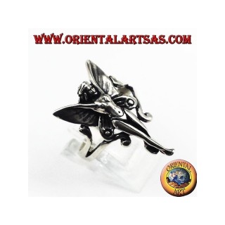 Anillo de plata 925 representando un hada alada, símbolo de protección y magia en las tradiciones populares.