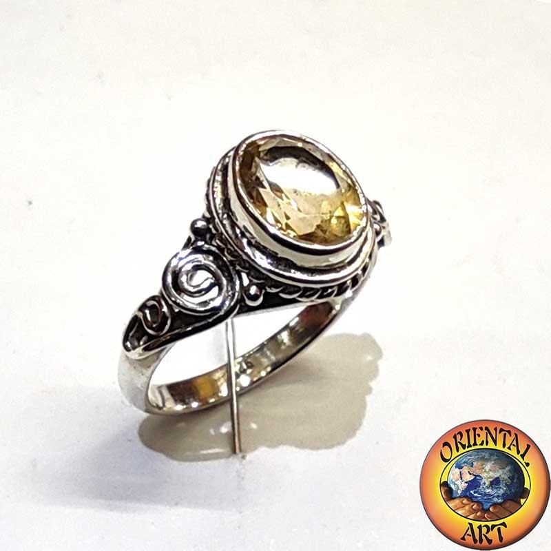 Anillo de plata con topacio amarillo ovalado natural y espiral lateral