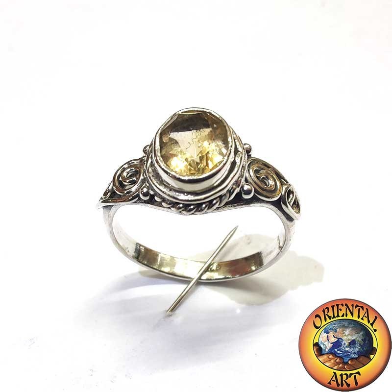 Anillo de plata con topacio amarillo ovalado natural y espiral lateral