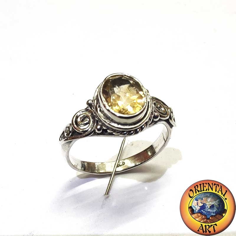 Anillo de plata con topacio amarillo ovalado natural y espiral lateral