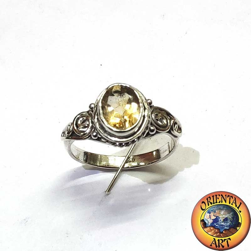 Bague en argent ornée d'une topaze jaune ovale naturelle et d'une spirale latérale