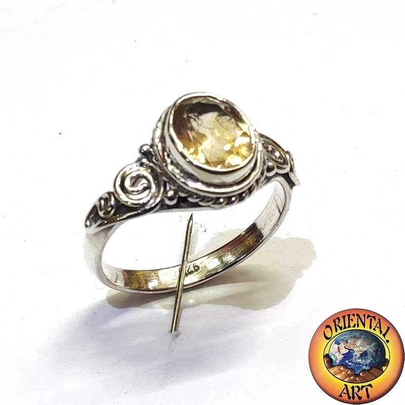 Anello in argento con topazio giallo naturale a ovale e spirale laterale
