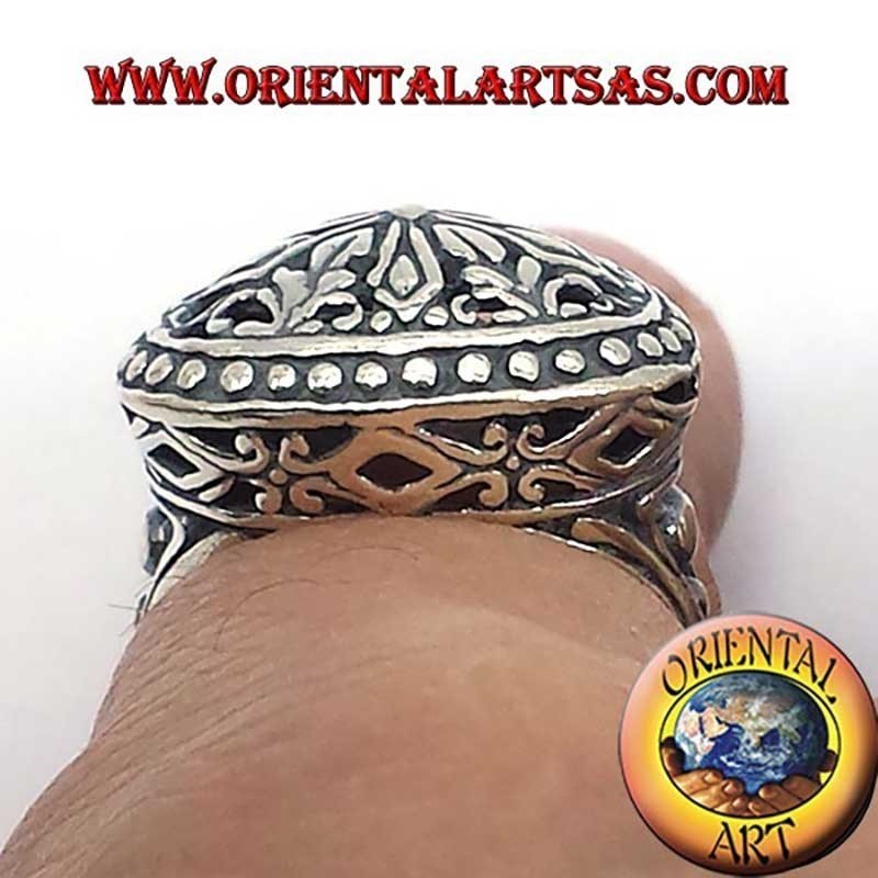 Anillo de plata estilo imperio alto perforado con adornos laterales