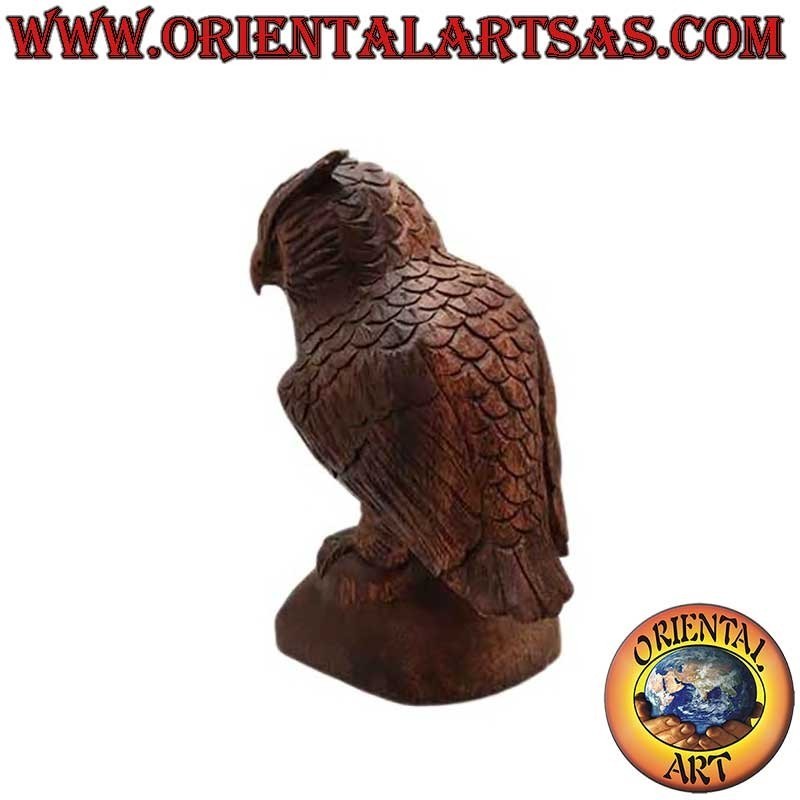 Scultura di un gufo reale in posizione retta sulle zampe intagliato a mano in legno di suar da 21 cm