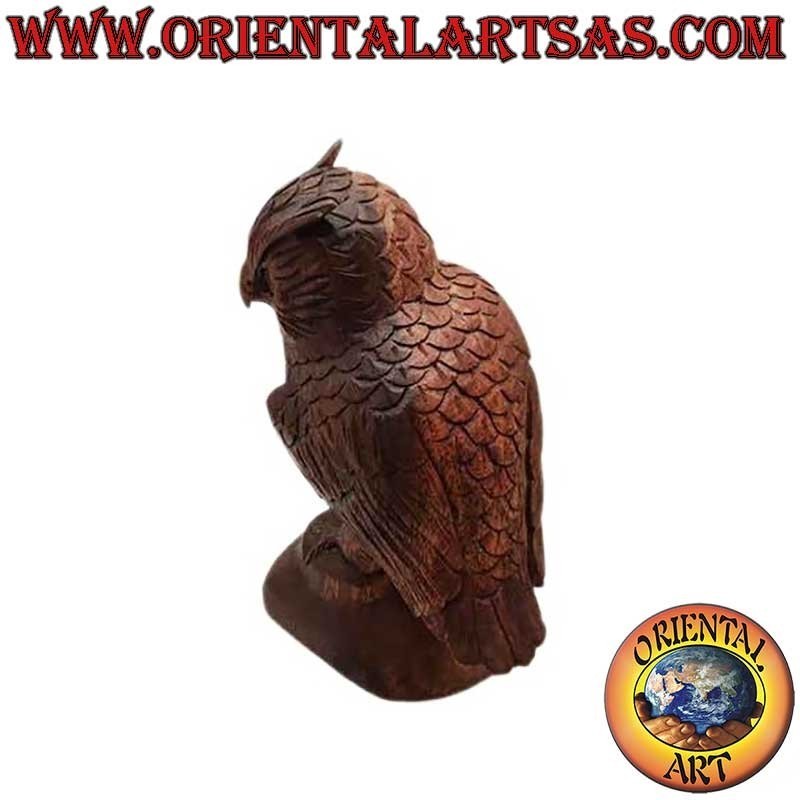 Scultura di un gufo reale in posizione retta sulle zampe intagliato a mano in legno di suar da 21 cm