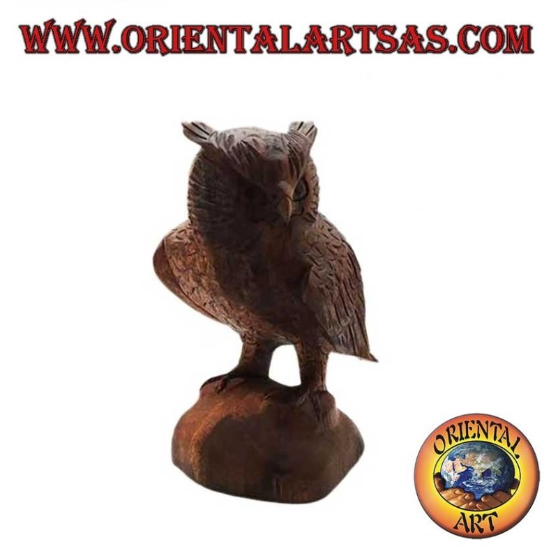 Sculpture d'un hibou grand-duc debout sur ses pattes sculptée à la main dans du bois de suar 21 cm