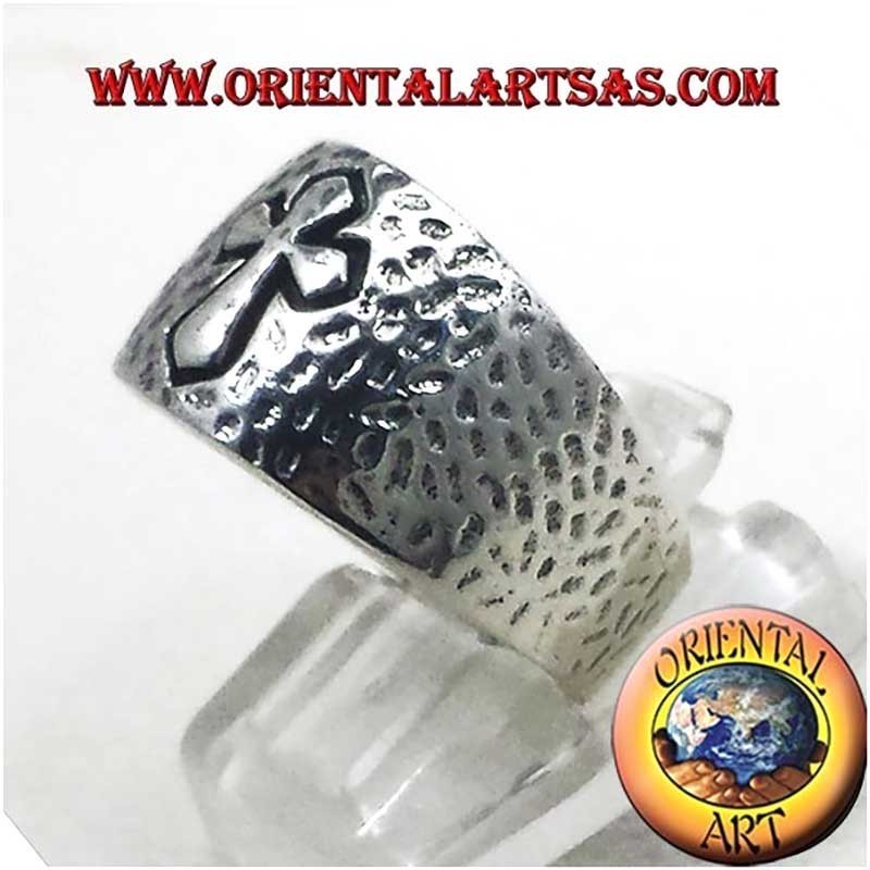 Anello a Fascia Martellata in Argento 925 con Croce ad Alto Rilievo
