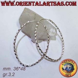 Ovale Creolen aus 925er Silber mit gedrehtem Vierkantquerschnitt für brillante Lichtreflexe.