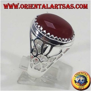 Anello da uomo in argento 925 con grande corniola centrale e decorazione geometrica a triangoli.