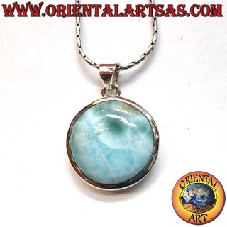 Pendentif circulaire in Argent 925 avec une grande pierre Larimar naturelle aux nuances bleu ciel et blanc.