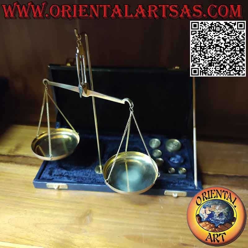 Balanza antigua de latón para joyería o boticario con estuche y pesas