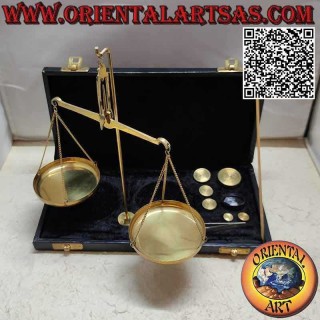 Balanza pequeña antigua para joyería o boticario en latón antiguo con estuche de terciopelo y pesas pequeñas