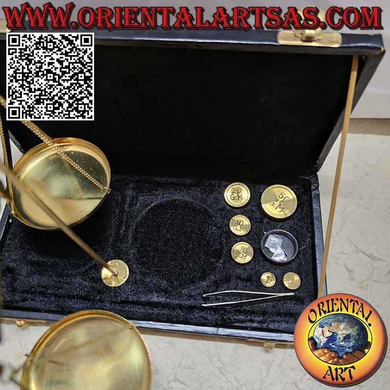 Balanza antigua de latón para joyería o boticario con estuche y pesas