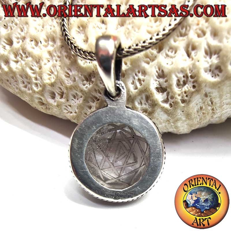 Pendentif en argent avec Sri Yantra gravé sur cristal de roche Ø 17 mm