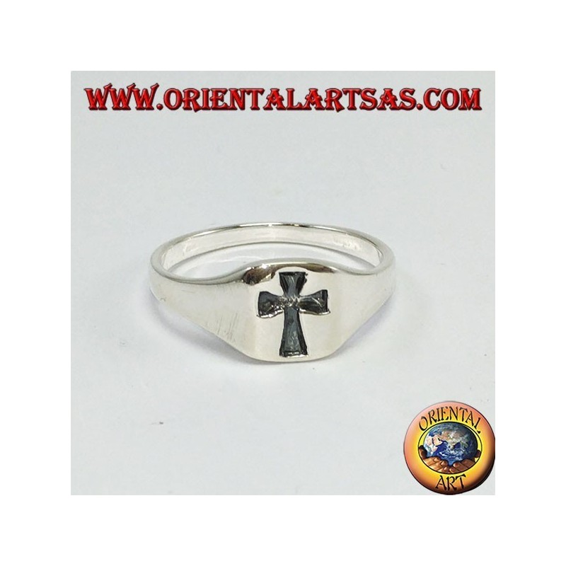 Anillo de plata, cruz grabada