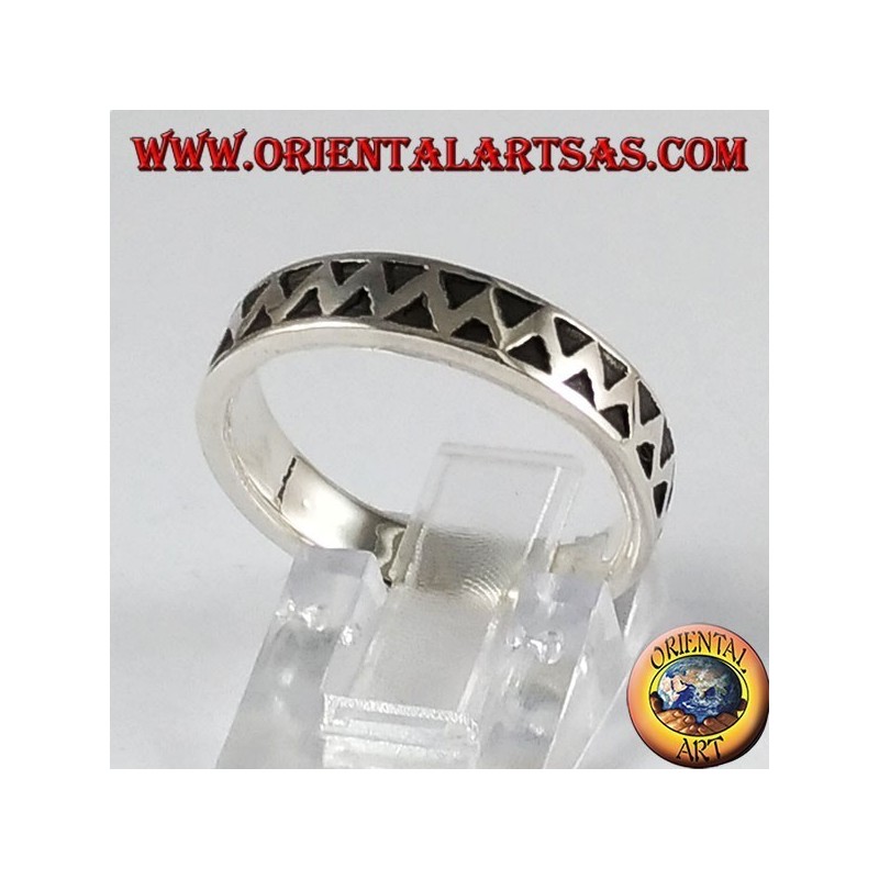 Ring in silver, carved zig zag
