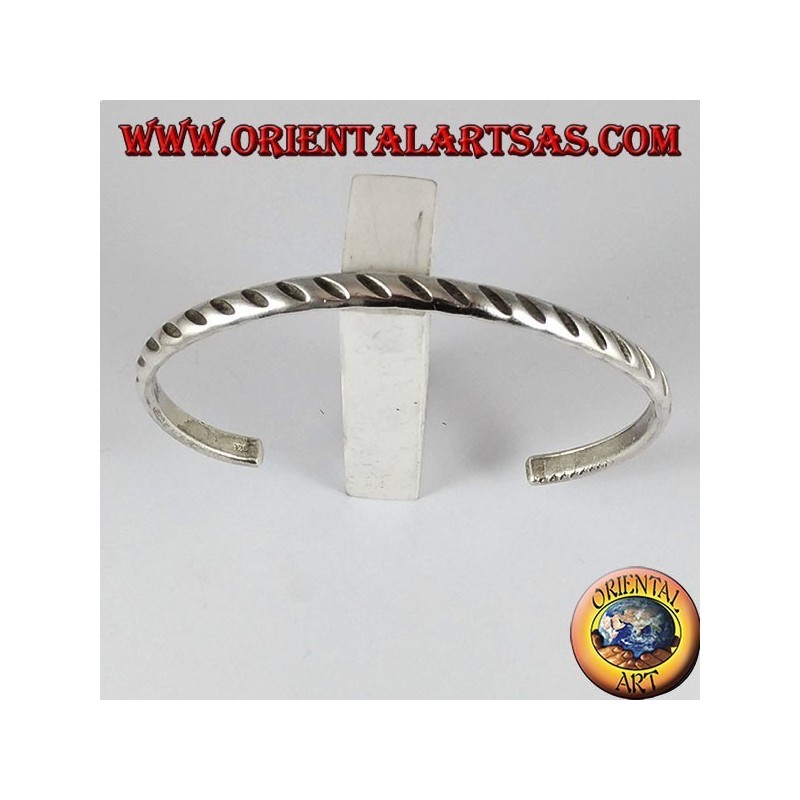 Bracelet en argent robuste avec des gravures obliques