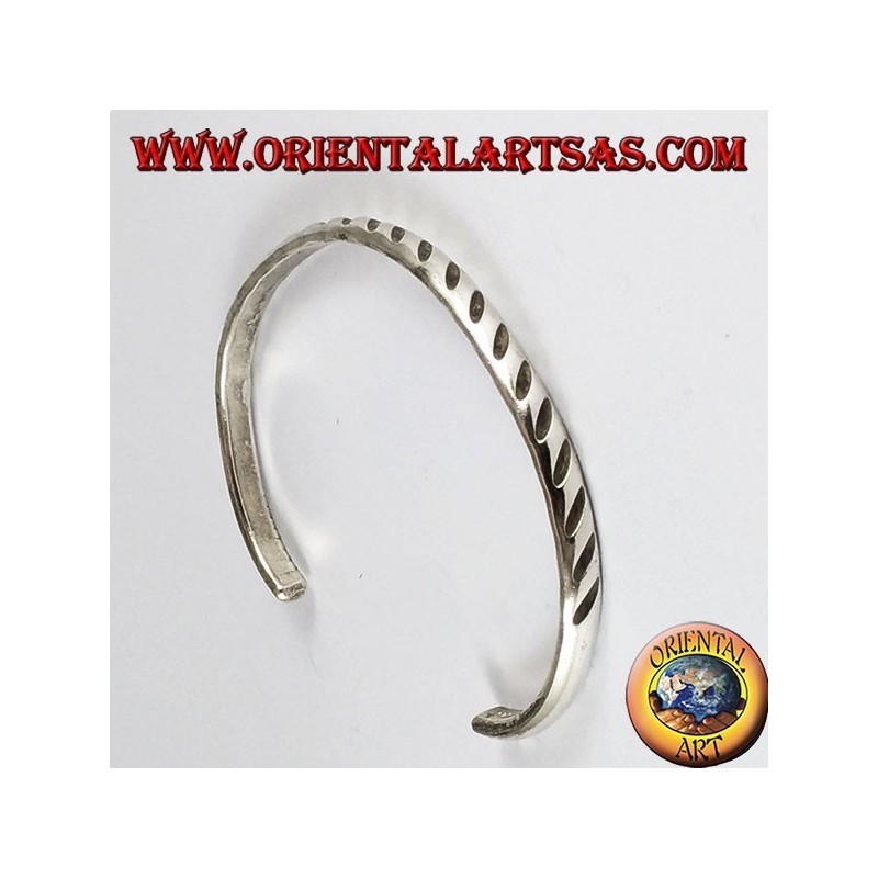 Brazalete de plata resistente con grabados oblicuos