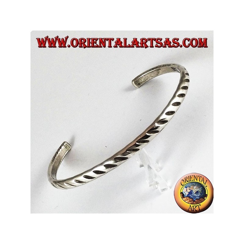 Brazalete de plata resistente con grabados oblicuos
