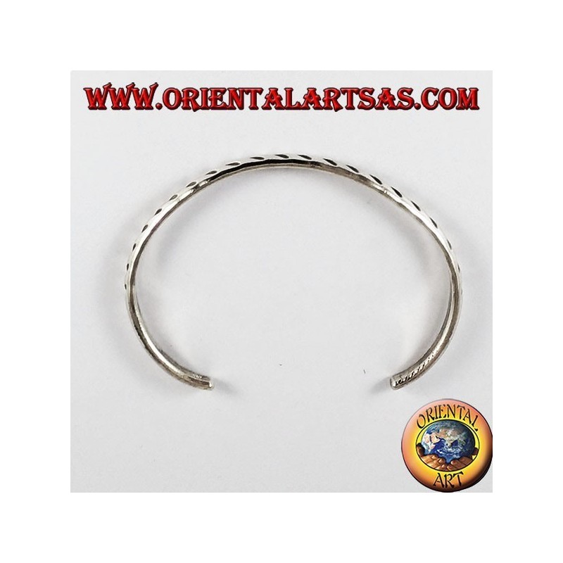 Bracelet en argent robuste avec des gravures obliques