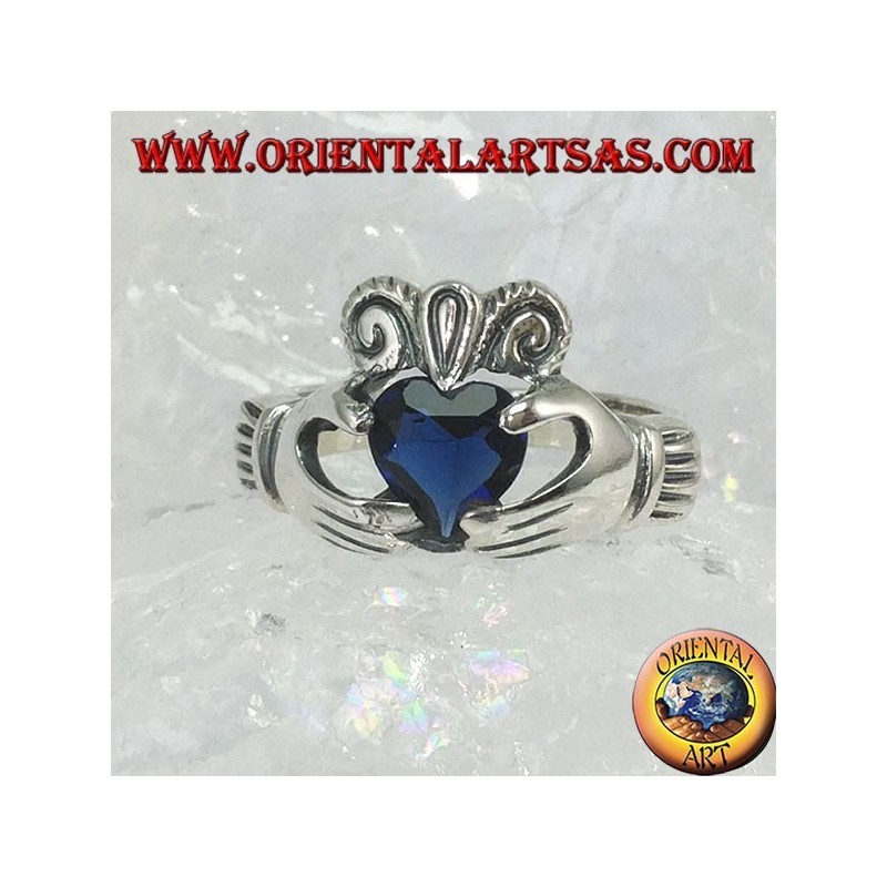 Anello Claddagh con zircone di colore blu zaffiro