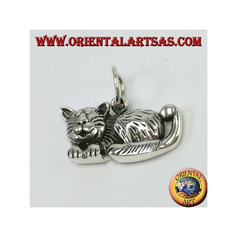 Pendentif en argent, chat détendu