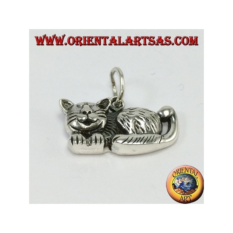 Pendentif en argent, chat détendu