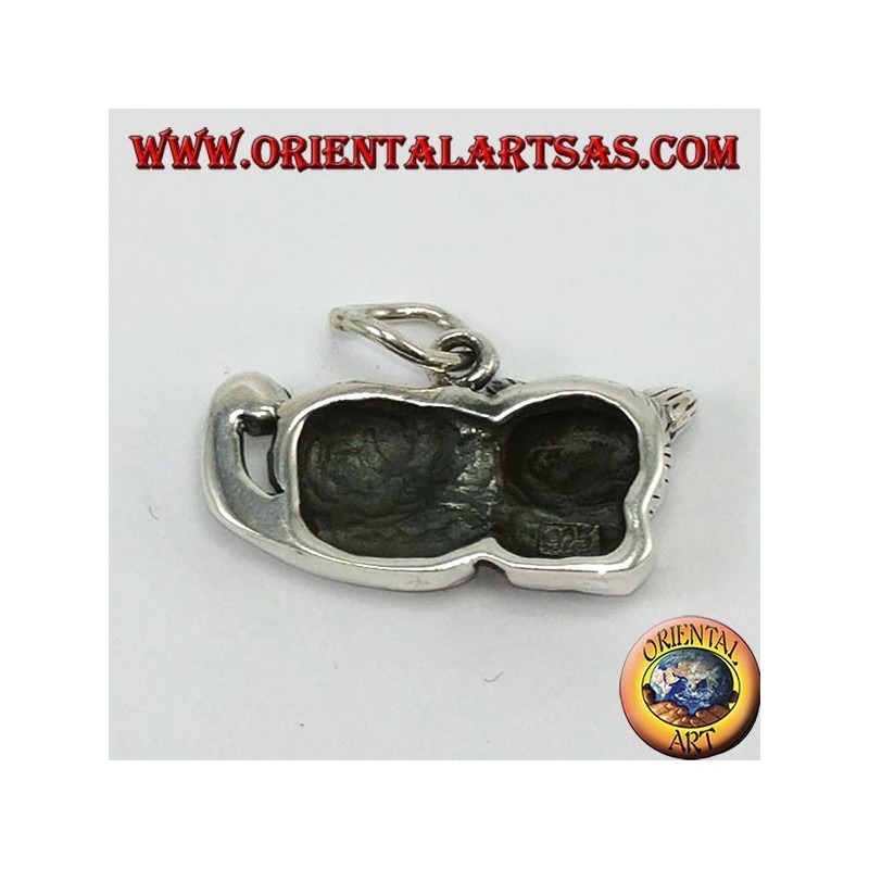 Pendentif en argent, chat détendu