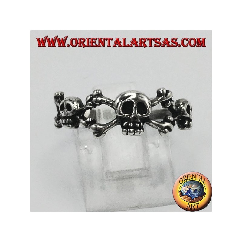 Anillo de plata con tres calaveras con hueso