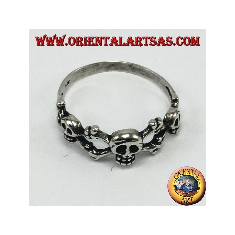 Anillo de plata con tres calaveras con hueso