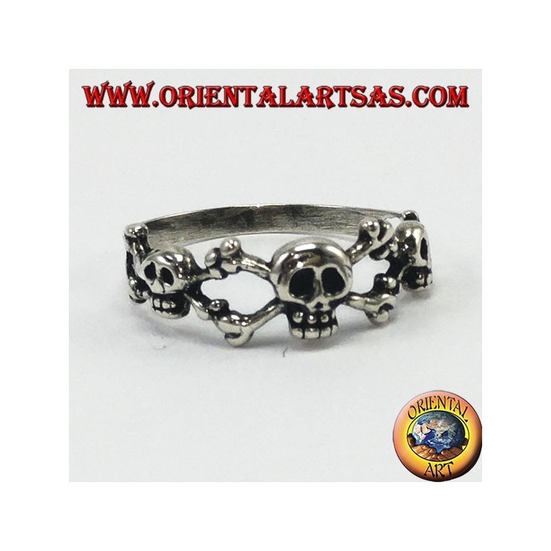 Anillo de plata con tres calaveras con hueso