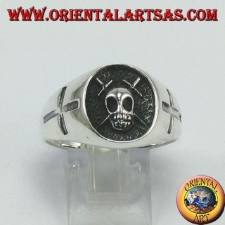 Bague en argent, crâne avec des croix