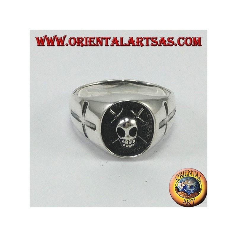 Anillo de plata, cráneo con cruces