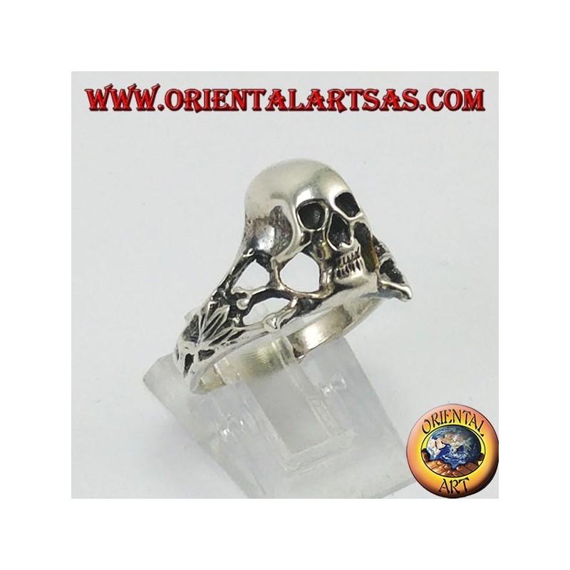 Anillo de calavera de plata, los bajos fondos