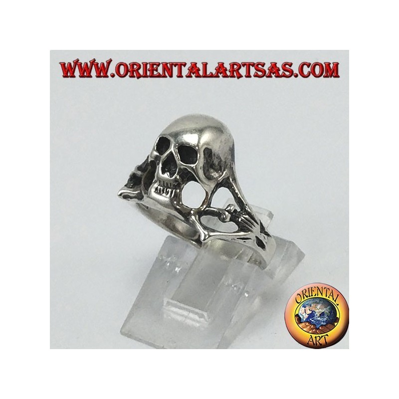 Anillo de calavera de plata, los bajos fondos