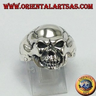 Anillo de plata, cráneo duro